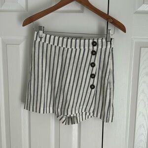 Women’s Alter’d State pin stripped skort in size small.